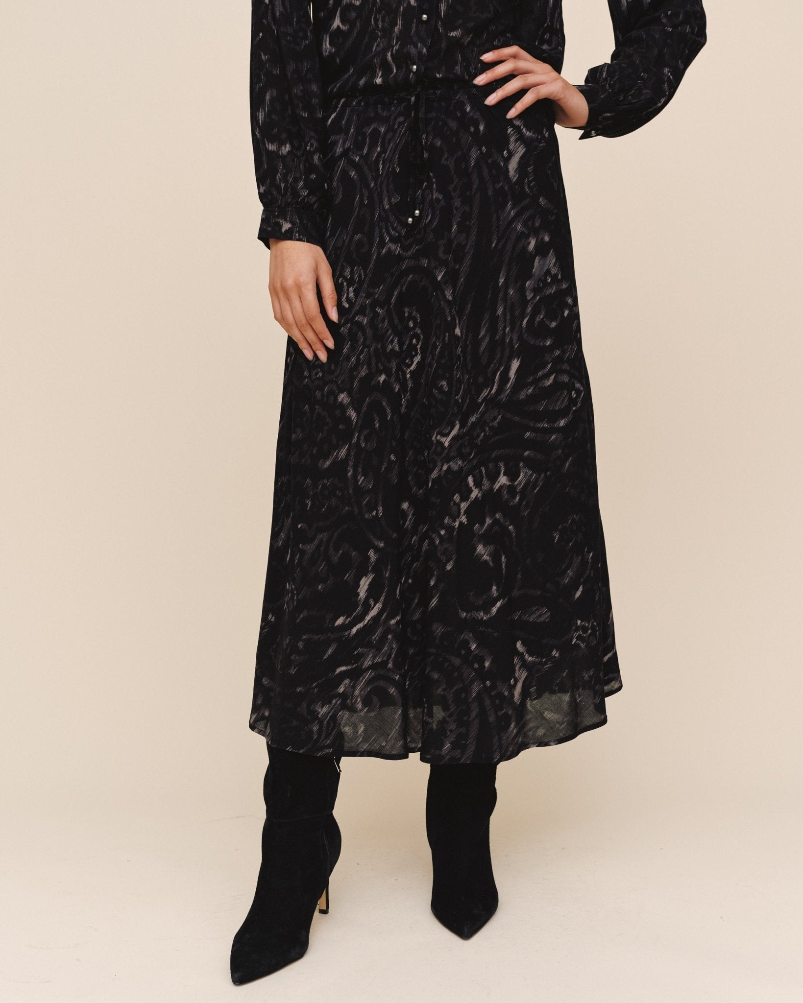 Bias Full Skirt With Tie - Black Paisley