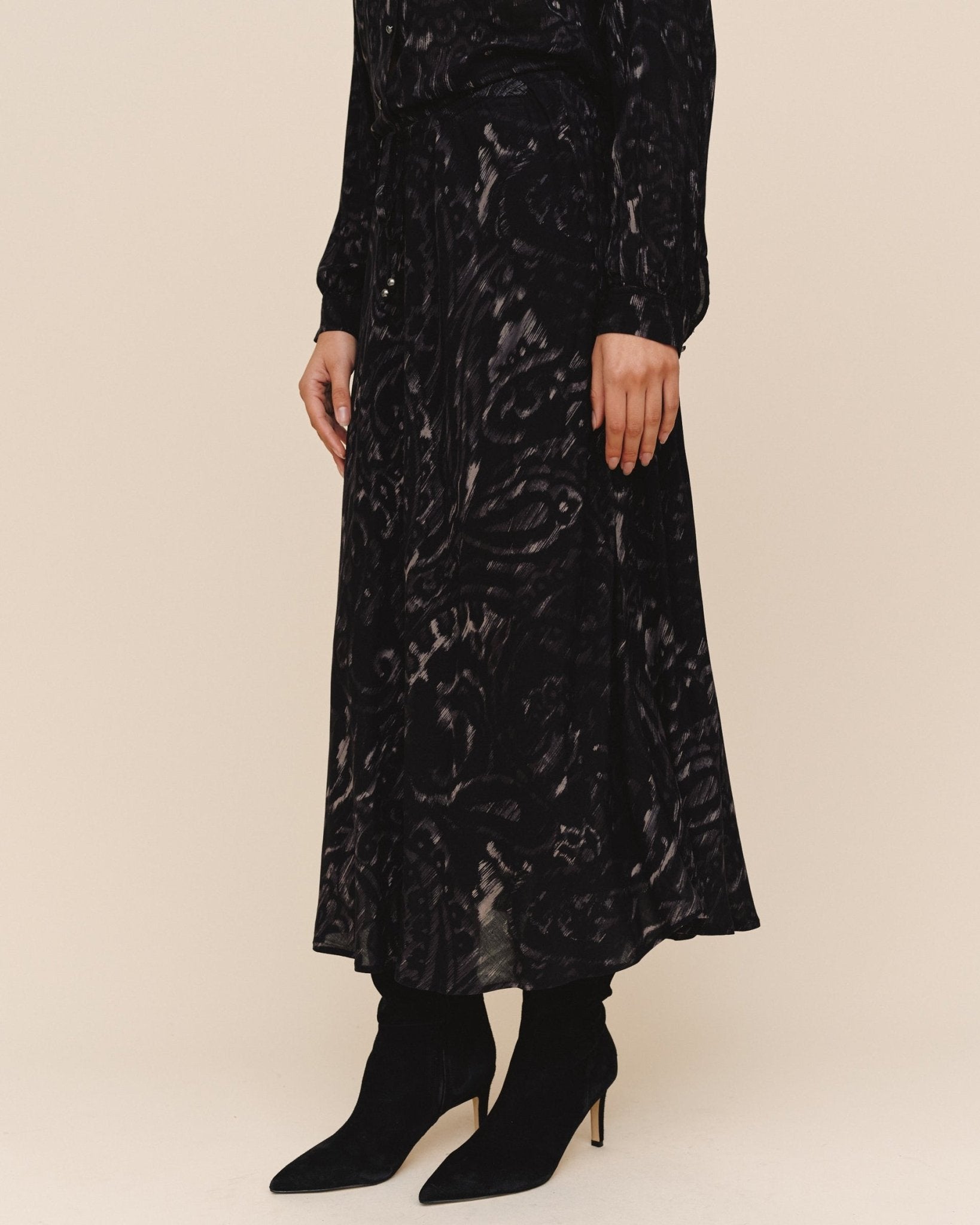 Bias Full Skirt With Tie - Black Paisley